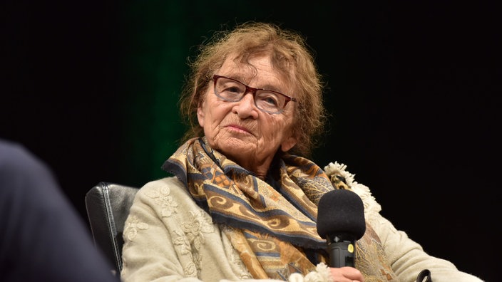 Ungarische Philosophin Agnes Heller auf der Phil.Cologne hält Mikrofon in der Hand