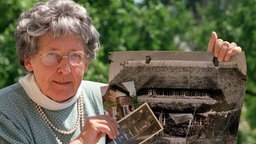 Schriftstellerin Agnes-Marie Grisebach hält ein Foto in der Hand