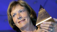 Ingrid Mickler-Becker erhält 2005 ie goldene Sportpyramide