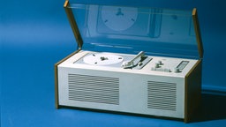 Der Braun Plattenspieler "Schneewittchensarg", Braun Phonosuper SK 4 , designed von Hans Gugelot und Dieter Rams, 1956. 