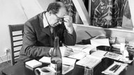 Am Schreibtisch Heinrich Bölls: Der Schriftsteller in seinem Arbeitszimmer in Köln.