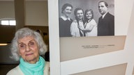 Eva Fahidi:  neben einem Familienbild aus ihrer Kindheit, das sie als zweite von links  zeigt, in der überarbeiteten Dauerausstellung "Buchenwald 1937-1945" in dem ehemaligen Kammergebäude der KZ-Gedenkstätte- nur sie überlebte den Holocaust.