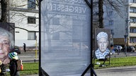  Fotos gegen das Vergessen des Holocaust und der Opfer des Hitler-Faschismus auf der Schlossstraßenpromenade gegenüber dem Schloss Charlottenburg (Feb. 2018).