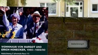 Bild von Ehepaar Honecker vor ehemaligem Wohnhaus in Wandlitz (Brandenburg)