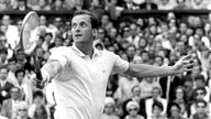 Der deutsche Tennismeister Wilhelm Bungert blickt dem Ball hinterher im Halbfinale des Herren-Einzels der All England Championships 