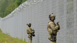 Grenzschützer patrouilliert an der Grenze zwischen Lettland und Weißrussland in Robeznieki, Lettland, 08.08.2023. 