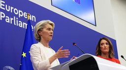 Ursula von der Leyen gibt im Europäischen Parlament ein Pressestatement, neben ihr steht Roberta Metsola, 18.07.2024.