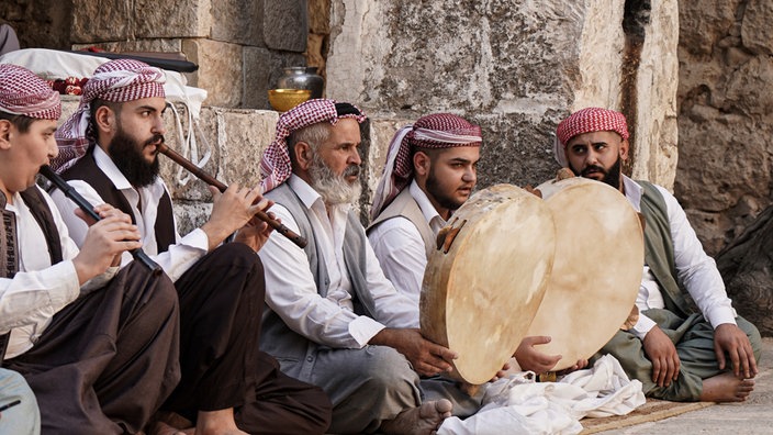 Gebete mit Flöte, Gesang und Tambourin