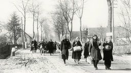 Eine Gruppe deutscher Vertriebener zieht durch den Ort Grochow, Foto vermutlich aus dem Frühjahr 1946