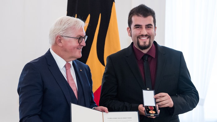 Bundespräsident Frank-Walter Steinmeier verleiht am 04.12.2018 den Verdienstorden der Bundesrepublik Deutschland an den Pädagogen Burak Yilmaz aus Duisburg 