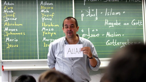 Der Religionslehrer Ridwan Bauknecht unterrichtet am Montag (27.08.2012) in Bonn an der Robert-Koch-Schule Islamische Religion.