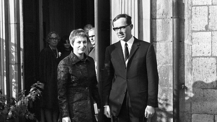 Das Bild zeigt das Paar Dorothee Sölle und Fulbert Steffensky an ihrem Hochzeitstag (24.10.1969) beim Verlassen der Antoniterkirche in Köln. 