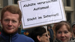 "Aluhüte verursachen Autismus! Steht im Internet" steht auf einem Schild beim «March of Science» am 22.04.2017 in Rostock (Mecklenburg-Vorpommern).