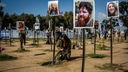 Überlebende und Angehörige der Opfer kehren auf das Gelände des elektronischen Musikfestivals Supernova, dem Ort des brutalen Terrorangriffs der Hamas vom 7. Oktober 2023, zurück. (Foto vom 22.04.2024)