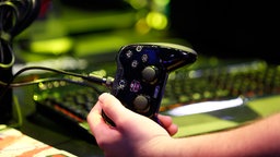 Computerspieler mit einem Gamepad in der Hand