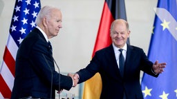 Joe Biden schüttelt die Hand von Olaf Scholz bei seinem Besuch in Berlin am 18.10.24