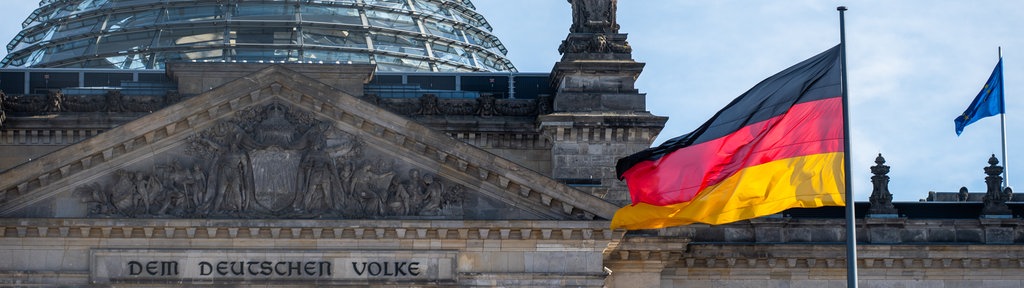 Vor dem Reichstagsgebäude weht die deutsche Flagge