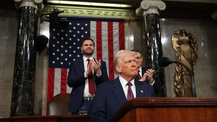 US-Präsident Donald Trump hält eine Rede vor dem US-Kongress, im Hintergrund Vizepräsident J.D. Vance und Mike Johnson, Vorsitzender des Repräsentantenhauses. 