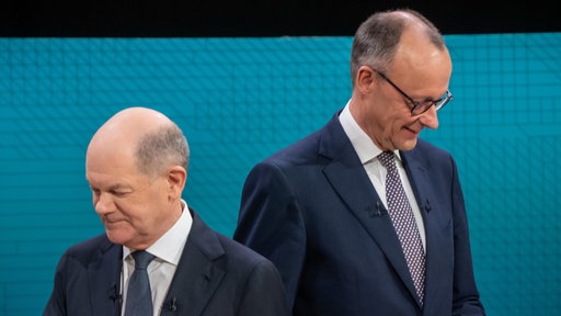 Bundeskanzler Olaf Scholz (SPD, l.) und Herausforderer Friedrich Merz beim TV-Duell vor der Bundestagswahl 2025.