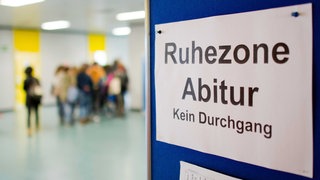 Symbolbild: An einer Säule hängt der Hinweis "Ruhezone Abitur - Kein Durchgang".