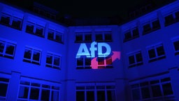 An die AfD-Parteizentrale projeziertes AfD-Logo in der Wahlnacht 23.02.2025