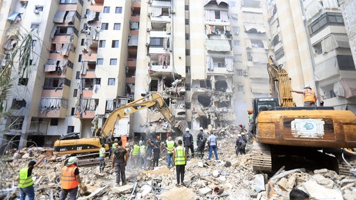 Rettungskräfte bei einem durch einen israelischen Angriff zerstörten Wohnblock in Beirut (21.09.2024).