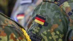 Deutschlandflagge auf der Uniform eines Soldaten. Symbolbild