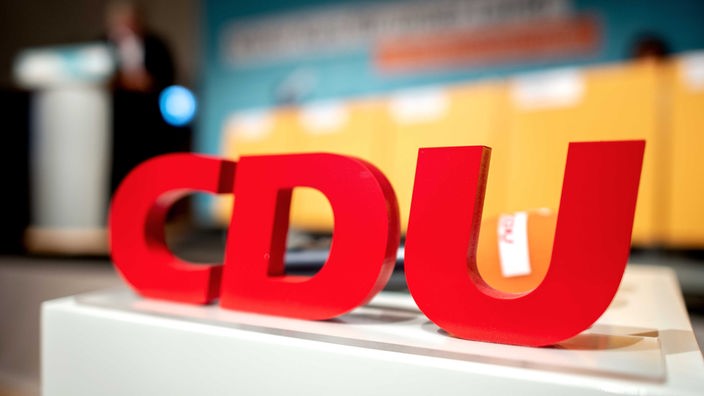 Logo mit den Buchstaben CDU, 27.02.2020 auf dem kleinen Parteitag in Niedersachsen