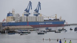 Peru, Chancay: Ein Frachtschiff liegt in einem von China finanzierten Hafen.