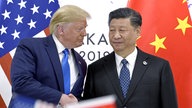 Donald Trump (l) schüttelt dem chinesischen Präsidenten Xi Jinping (r) während eines Treffens am Rande des G20-Gipfels in Osaka, die Hand. Archivbild: 28.06.2019 