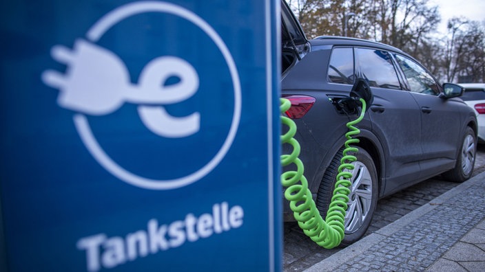 E-Auto steht an einer Ladesäule.