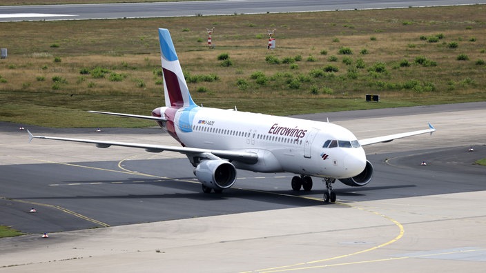 Ein Flugzeug der Airline Eurowings auf dem Rollfeld