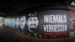 Unter der Friedensbruecke in Frankfurt erinnert ein 27 Meter langes Gedenk-Graffiti an die Opfer des Anschlags in Hanau am 19. Februar 2020.