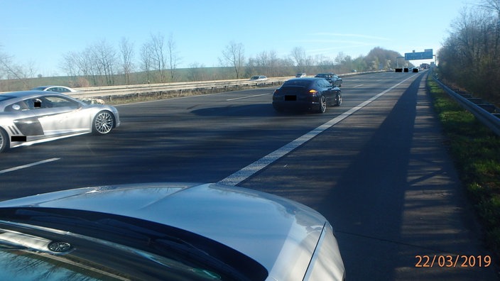 Das Foto der Polizei zeigt einen Hochzeitskorso auf der Autobhan A3