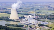 Archivbild: Kernkraftwerke Isar I und Isar II mit Reaktorgebäude und Kühlturm (2013)