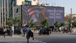 Werbetafel an einer Verkehrsstraße in Israel mit der Aufschrift "Congratulations! Trump make Israel great!". Symbolbild