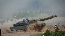  Ein Leopard 2 Kampfpanzer der Bundeswehr nimmt zum Abschluss an der Nato-Übung Quadriga 2024 in Litauen teil. 