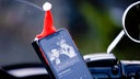 Smartphone-Display mit "Last Christmas" von Wham! und Weihnachtsmütze