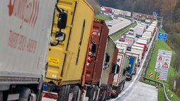 Lkw stehen im Stau auf einer Autobahn