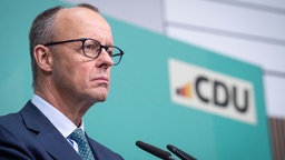 Friedrich Merz vor einem CDU-Logo