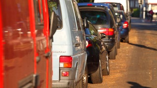 Symbolbild: Parkende Autos am Straßenrand