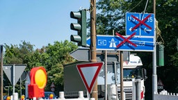 A45, aus Fahrtrichtung Süden, kommender Verkehr wird vor der Anschlussstelle Lüdenscheid abgeleitet, vor der komplett gesperrten Rahmede Talbrücke (08.08.2022)