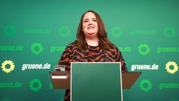 Ricarda Lang (Bündnis 90/Die Grünen) spricht bei einer Pressekonferenz der Grünen