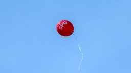 Ein Luftballon mit SPD-Logo vor blauem Himmel