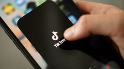 TikTok-Logo auf einem Smartphone