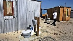 Freistehende Toiletten im Township Khayelitsha (2020)