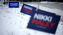 Vorwahlen in New Hampshire: Schilder im Schnee werben für Donald Trump und Nikki Haley (19.01.2024).