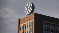 VW-Logo auf einem Werksgebäude in Wolfsburg