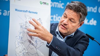 Umweltminister Robert Habeck (Grüne) bei der Vorstellung der Pläne des Wasserstoff-Kernnetzes 2023.