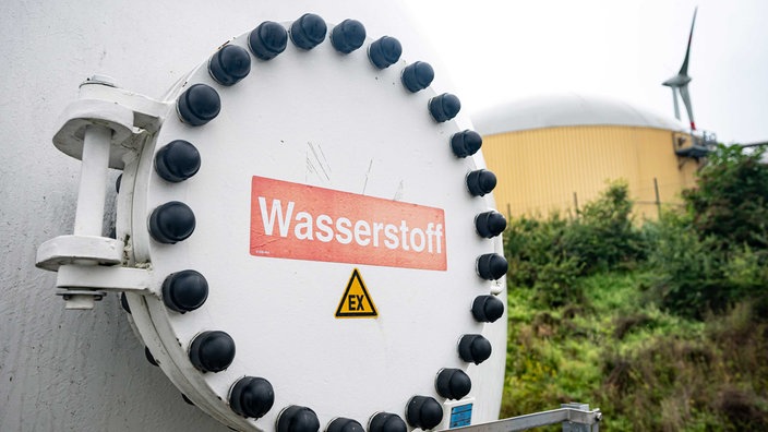 Symbolbild: Auf einem Tank steht "Wasserstoff"